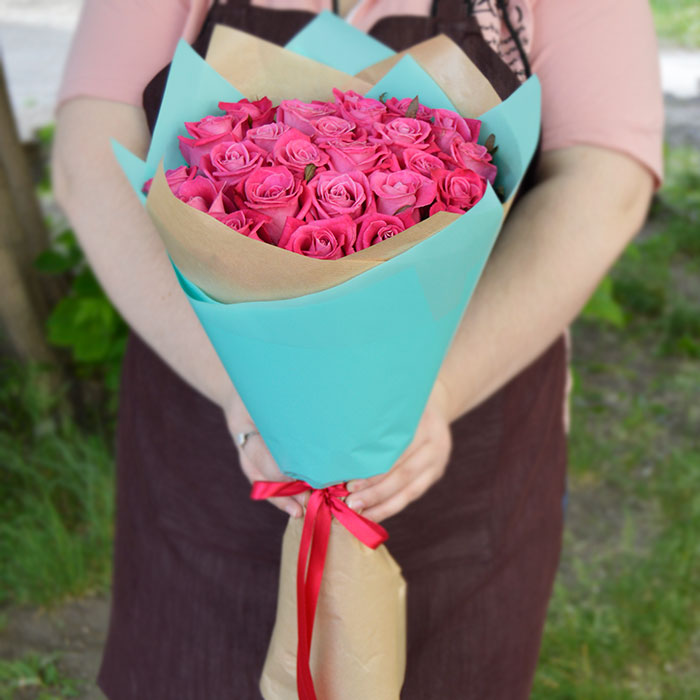 Букет из 25 розовых роз в крафте